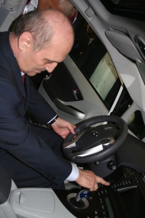 Çevre Bakanı Bayraktar Solar Panelli Prius’un Kokpitinde 2