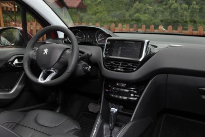 Peugeot_208_08