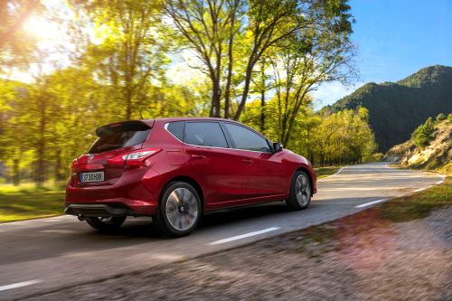 1463981749_Nissan_Pulsar_Arka_Hareketli