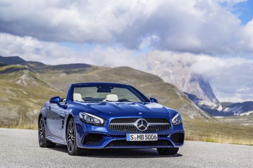 Mercedes-Benz SL 500, brillantblau mit AMG Line: Kraftstoffverbrauch kombiniert 9,0 l/100km; CO2-Emissionen: 205 (g/km)
