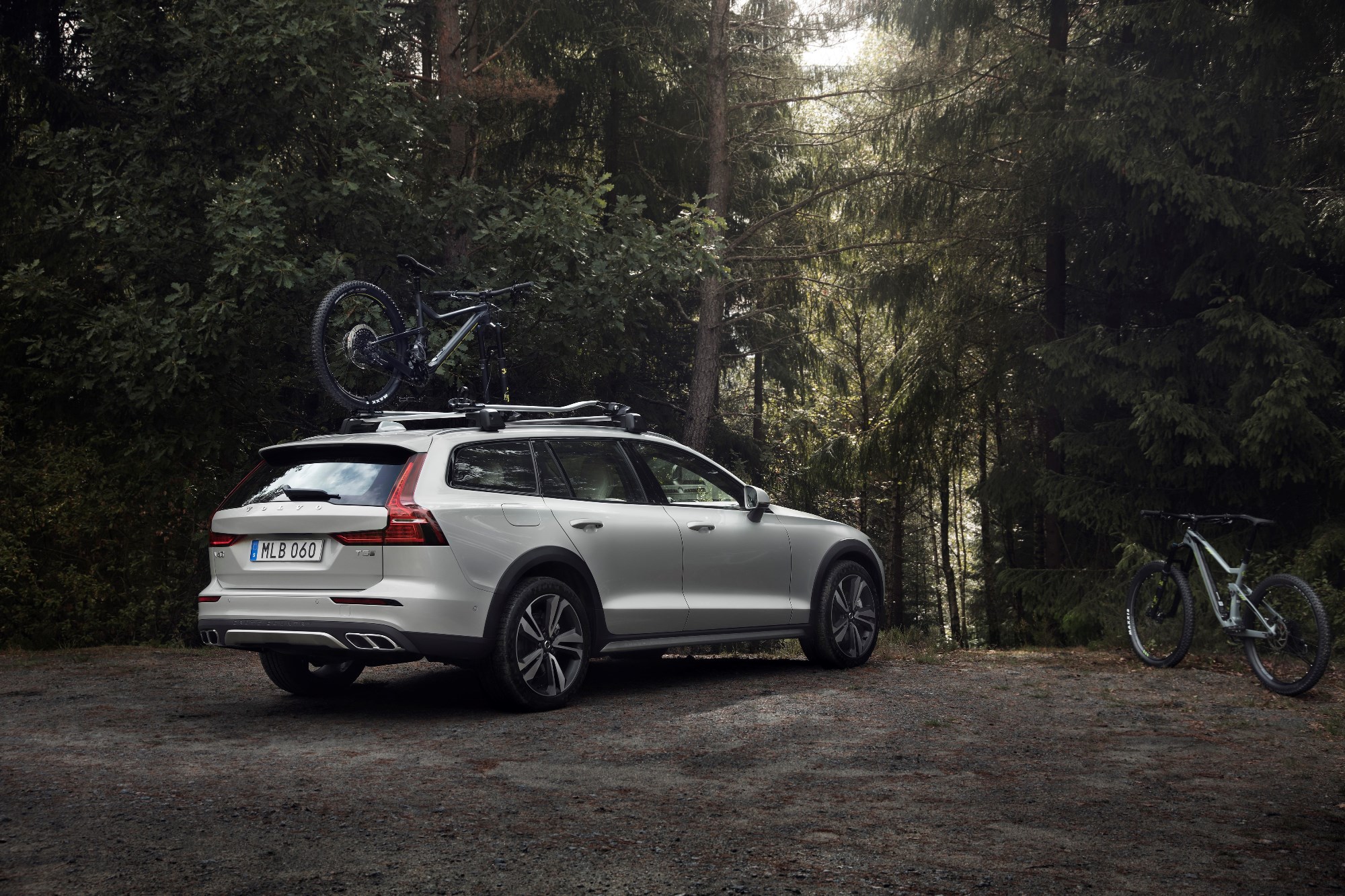 New Volvo V60 Cross Country exterior