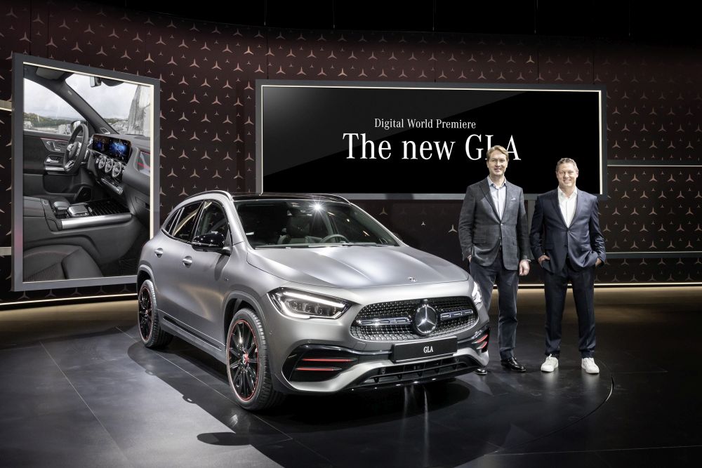 Weltpremiere des neuen Mercedes-Benz GLA. Mercedes-Benz präsentierte das achte Modell der aktuellen Kompaktwagen-Generation erstmals in einer rein digitalen Weltpremiere. Auf der Kommunikationsplattform Mercedes me media konnten alle Interessierten den neuen Mercedes-Benz GLA exklusiv erleben. Ola Källenius, Vorsitzender des Vorstands der Daimler AG und der Mercedes-Benz AG, sowie Gorden Wagener, Chief Design Officer Daimler Group, präsentierten das neueste Mitglied der SUV-Familie der Marke mit dem Stern in einer 15-minütigen Show. World premiere of the new Mercedes-Benz GLA. For the first time ever, Mercedes-Benz presented the eighth model of its current generation of compact vehicles in a purely digital world premiere. Audiences enjoyed an exclusive experience of the new Mercedes-Benz GLA on the Mercedes me media communications platform. Ola Källenius, Chairman of the Board of Management of Daimler AG and Mercedes-Benz AG, as well as Gorden Wagener, Chief Design Officer Daimler Group, presented the latest SUV to bear the three-pointed star in a 15-minute show.