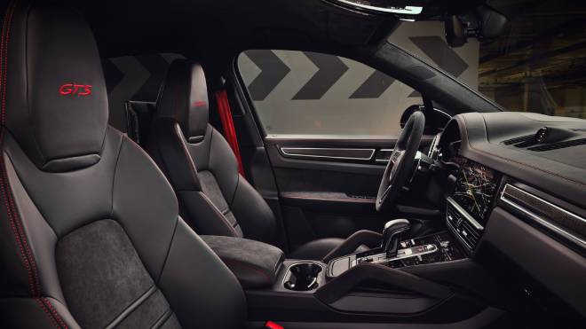 2021-porsche-cayenne-gts-8