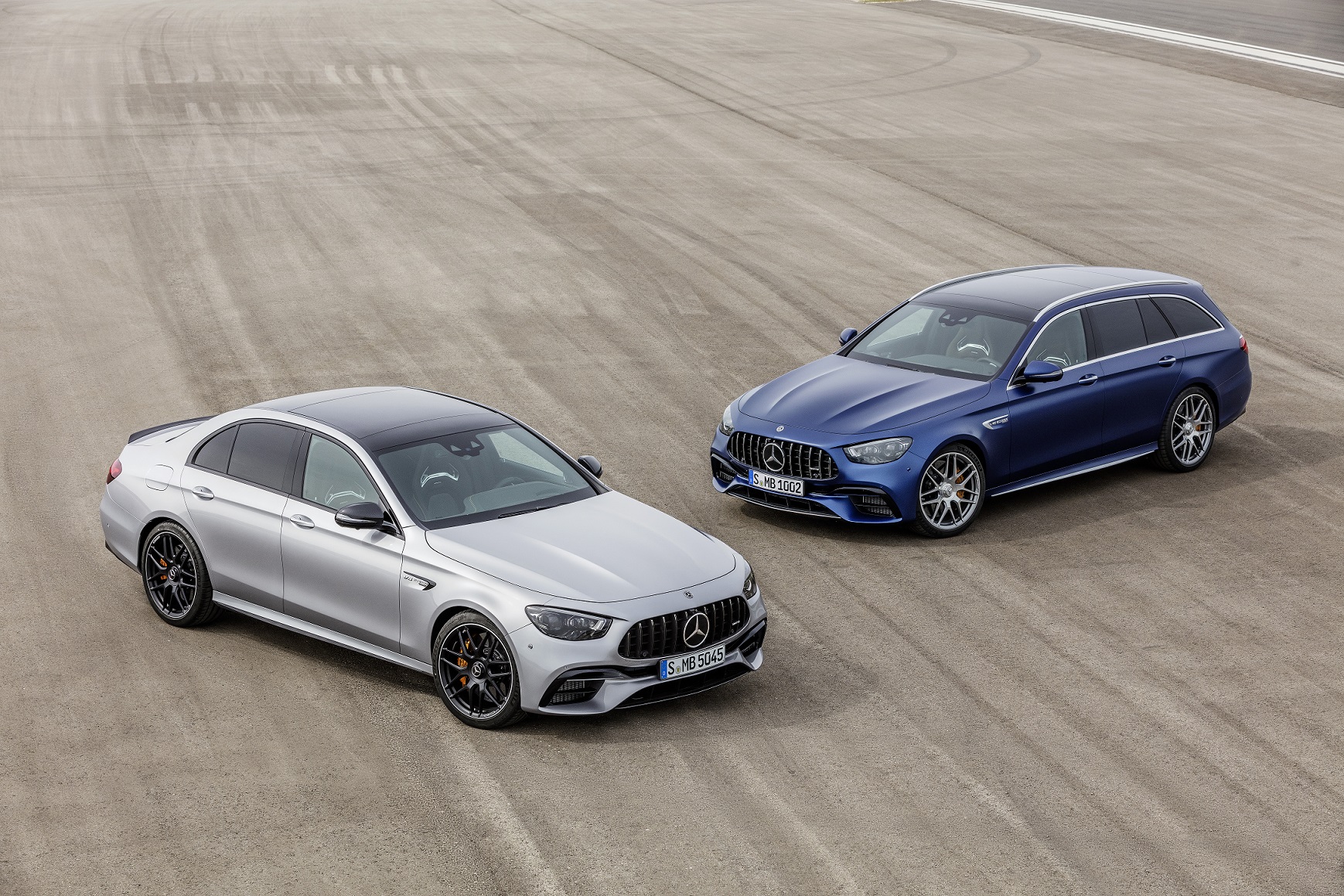 Mercedes-AMG E 63 S Limousine (Kraftstoffverbrauch kombiniert: 11,6 l/100 km, CO2-Emissionen kombiniert: 267 g/km), 2020, Outdoor, Seitenansicht, Exterieur: Hightechsilber metallic und Mercedes-AMG E 63 S T-Modell (Kraftstoffverbrauch kombiniert: 11,9 l/100 km, CO2-Emissionen kombiniert: 273-271 g/km), 2020, Outdoor, Seitenansicht, Exterieur: brilliantblau magno// Mercedes-AMG E 63 S Sedan (combined fuel consumption: 11,6 l/100 km, combined CO2 emissions: 267 g/km), 2020, Outdoor, side, exterior: Hightechsilver metallic and Mercedes-AMG E 63 S Estate (combined fuel consumption: 11,9 l/100 km, combined CO2 emissions: 273-271 g/km), 2020, Outdoor, side, exterior: brilliantblue magno