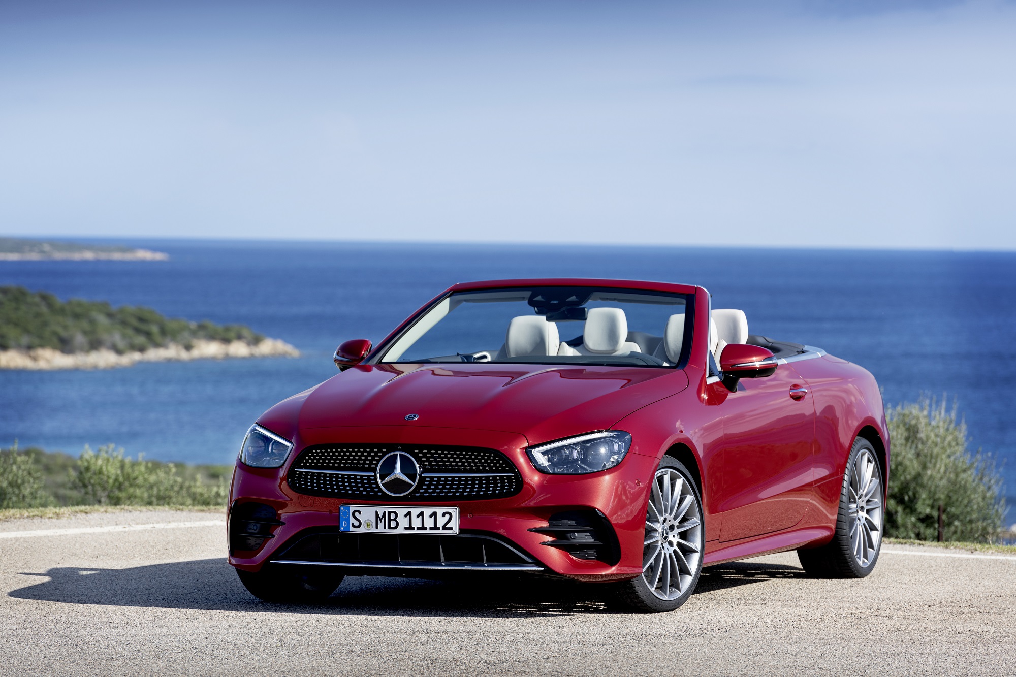 Mercedes-Benz E-Klasse Cabriolet, 2020, Outdoor, Exterieur: designo hyazinthrot metallic, AMG-Line; Interieur: Leder Nappa macchiatobeige/magmagrau, AMG-Line, Holz-Zierteile Esche grau offenporig Mercedes-Benz E-Class Cabriolet, 2020, Outdoor, exterior: designo hyacinth red metallic, AMG line; interior: nappa leather macchiato beige/magma grey, AMG line, grey open-pore ash wood trim parts