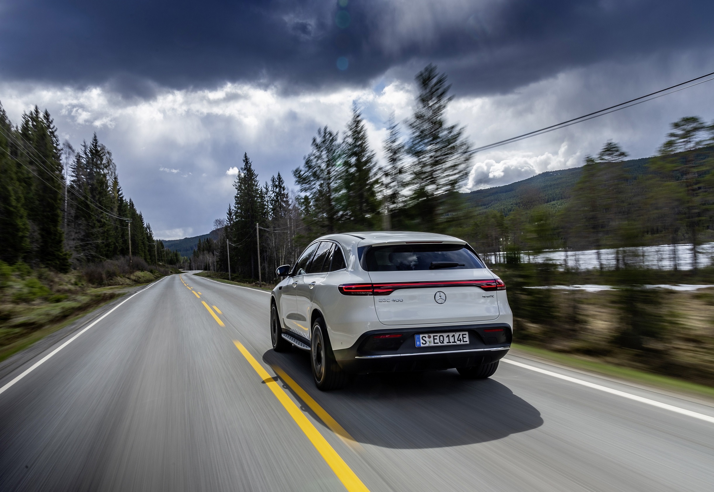 EQC 400 4MATIC; designo diamantweiß bright; AMG Line;designo Leder Nappa zweifarbig platinweiß pearl / schwarz;Stromverbrauch kombiniert: 20,8 – 19,7 kWh/100 km; CO2-Emissionen kombiniert: 0 g/km* ; *Stromverbrauch und Reichweite wurden auf der Grundlage der VO 692/2008/EG ermittelt. Stromverbrauch und Reichweite sind abhängig von der Fahrzeugkonfiguration EQC 400 4MATIC; designo diamond white bright; AMG Line; Two-tone designo nappa leather platinum white pearl / black
;Combined electric energy consumption: 20.8 - 19.7 kWh/100 km; combined CO2 emissions: 0 g/km* ; *Electric energy consumption and range have been determined on the basis of Regulation (EC) No. 692/2008. Electric energy consumption and range depend on the vehicle configuration