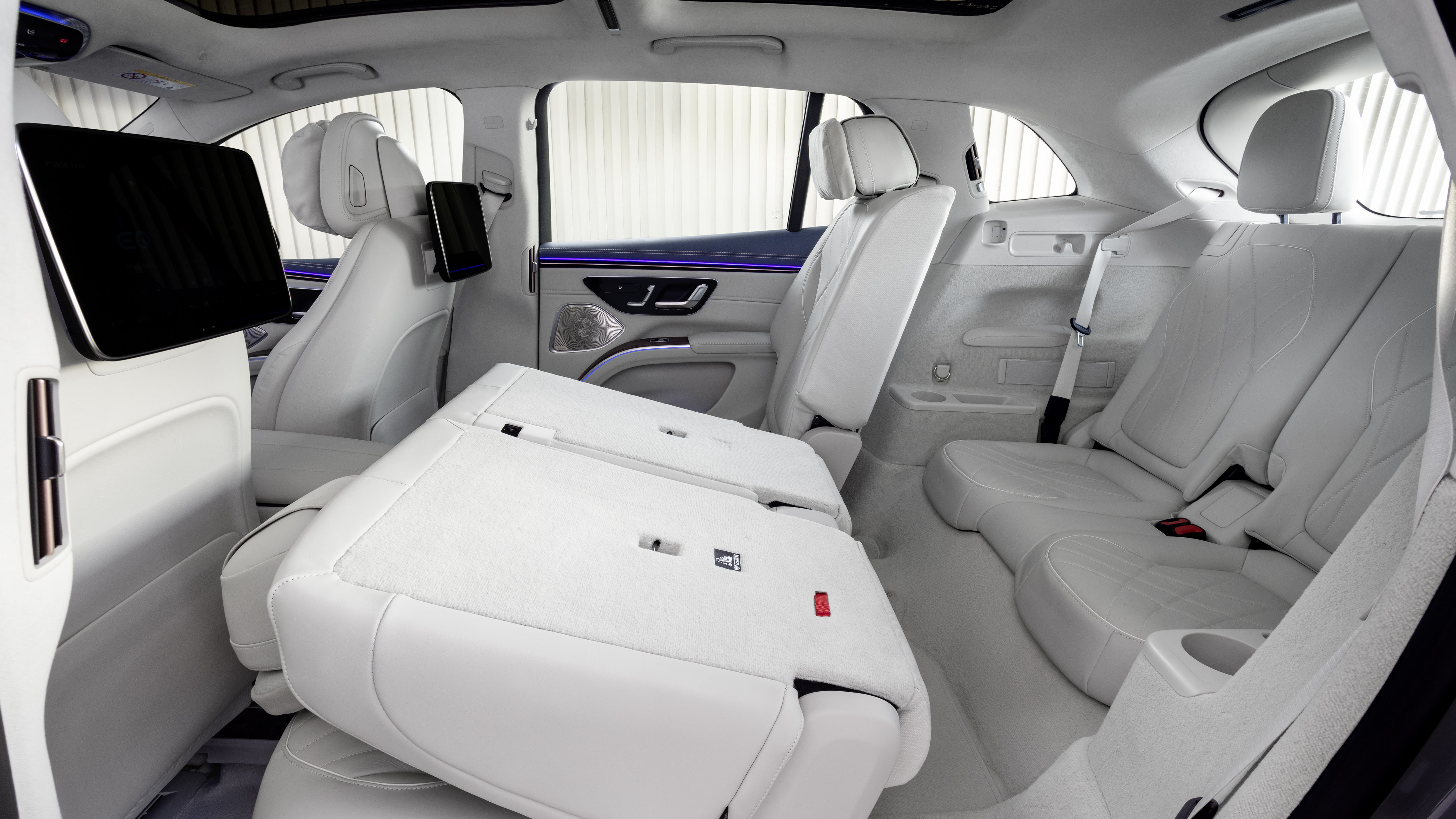 Mercedes-EQ. EQS SUV, Interieur, Leder Nappa, nevagrau/biscayablau, Platz für bis zu sieben Personen bei Ausstattung mit der dritten Sitzreihe Mercedes-EQ. EQS SUV, interior, leather nappa, neva grey/biscaya blue, space for up to seven persons, when equipped with the third seats row