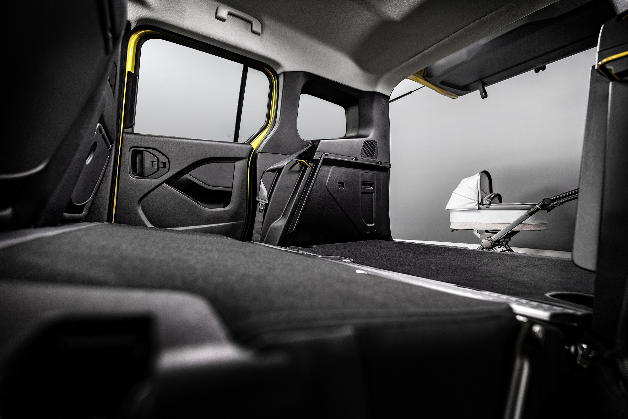 Die neue Mercedes-Benz T-Klasse – Interieur, limonitgelb metallic The new Mercedes-Benz T-Class – Interior, limonite yellow metallic